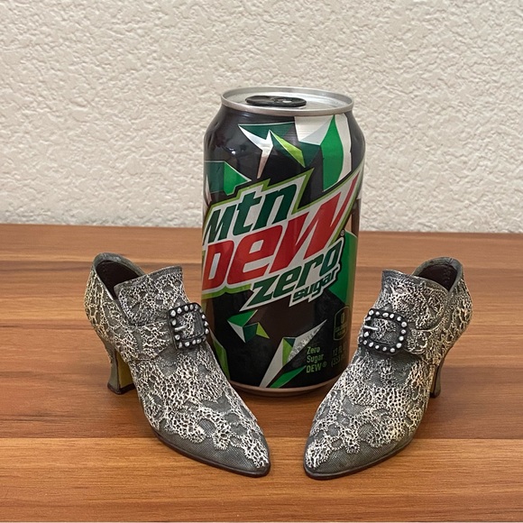 Pair of Vintage Ceramic Bootie Ankle Boots Shoe Ornaments - Picture 9 of 13